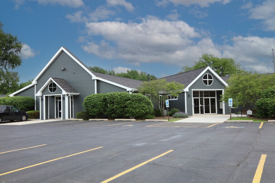 1605 W Wilson St, Batavia, IL à louer - Photo de l’immeuble – Image 3 sur 24