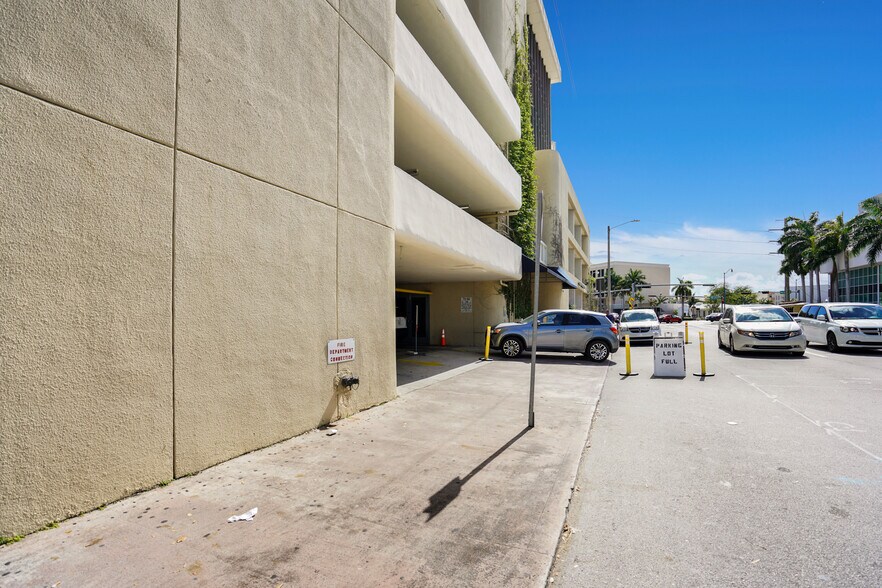 747 Ponce de Leon Blvd, Coral Gables, FL à louer - Photo de l’immeuble – Image 2 sur 11