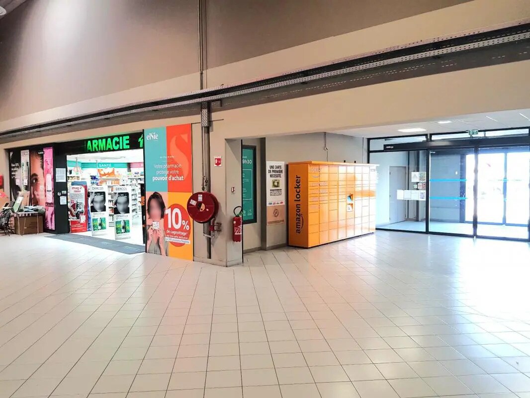 Local commercial dans Villeneuve-Loubet à louer Photo de l’immeuble– Image 1 sur 2