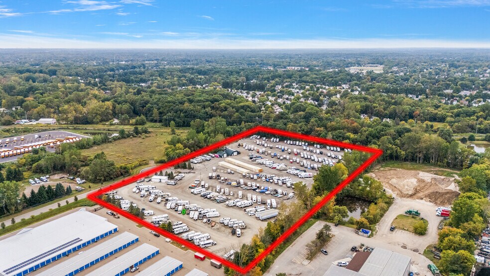59120 Oasis Center Dr, South Lyon, MI à vendre - Photo de l’immeuble – Image 1 sur 35