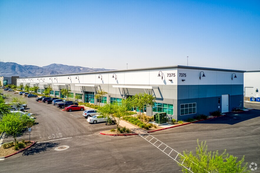 7375 Commercial Way, Henderson, NV à louer - Photo principale – Image 2 sur 7