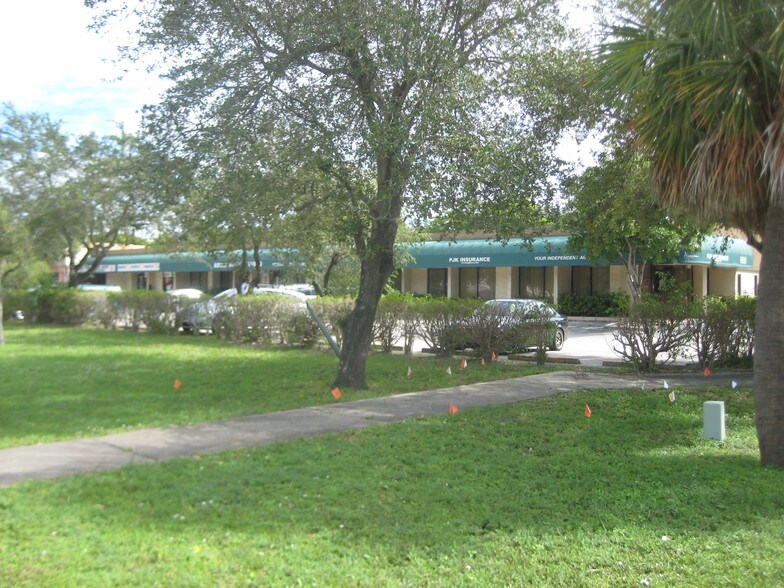 2500 N Powerline Rd, Pompano Beach, FL à louer - Photo de l’immeuble – Image 2 sur 11