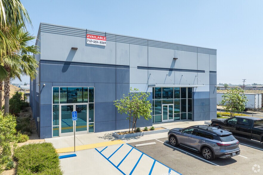 14510 Ceres Ave, Fontana, CA à louer - Photo de l’immeuble – Image 3 sur 12