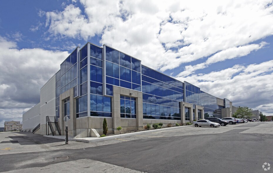 190 Statesman Dr, Mississauga, ON à louer - Photo de l’immeuble – Image 3 sur 6