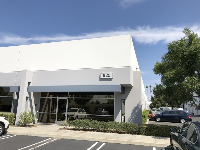 925 N Shepard St, Anaheim, CA à vendre - Photo de l’immeuble – Image 2 sur 4