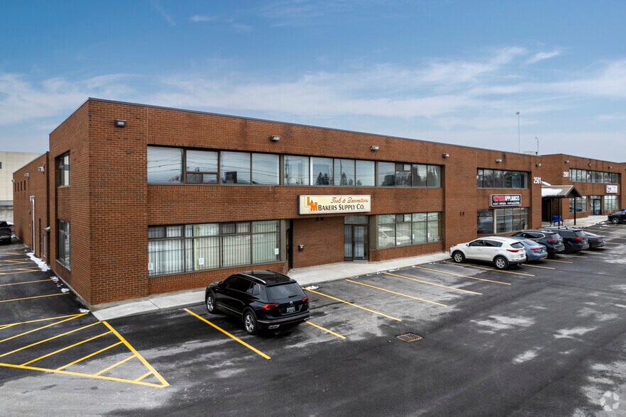 2501 Steeles Ave W, Toronto, ON à louer - Photo de l’immeuble – Image 1 sur 4
