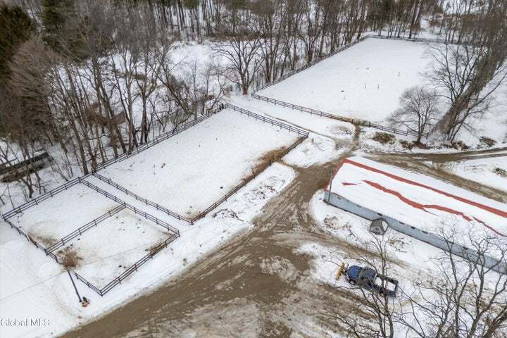 379 Middle Grove Rd, Middle Grove, NY à vendre - Photo de l’immeuble – Image 2 sur 5