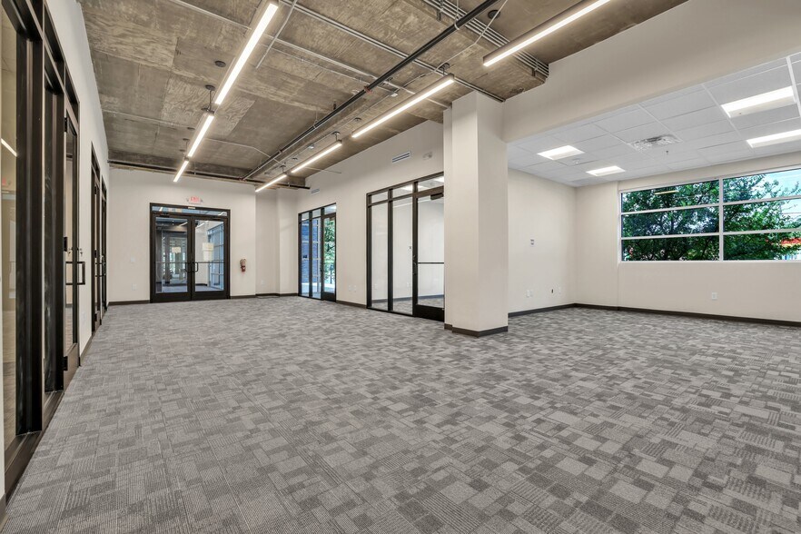 8701 Menchaca Rd, Austin, TX à louer - Photo de l’immeuble – Image 1 sur 33