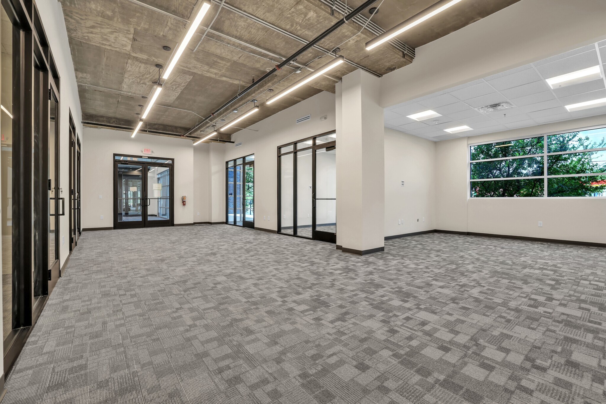 8701 Menchaca Rd, Austin, TX à louer Photo de l’immeuble– Image 1 sur 35