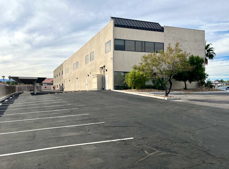 6431 W Sahara Ave, Las Vegas, NV à louer - Photo de l’immeuble – Image 2 sur 7
