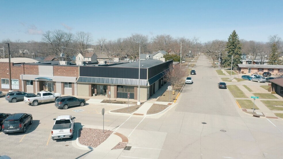 506 Clark St, Charles City, IA à vendre - Photo de l’immeuble – Image 3 sur 29