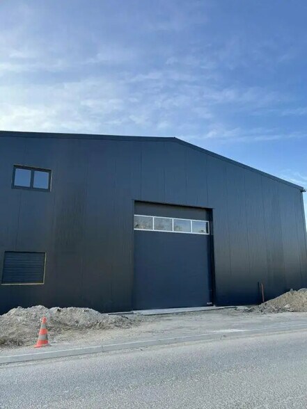 Local d’activités dans Prunay à louer - Photo de l’immeuble – Image 2 sur 3