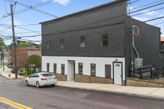 Plus de détails pour 42-44 Main St, Dallas, PA - Local commercial à vendre