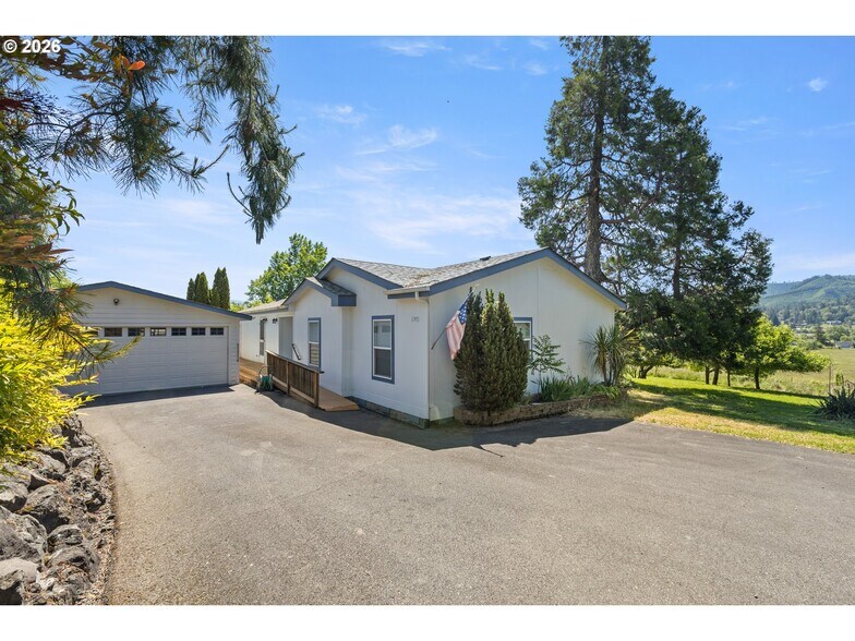 1971 E Sixth Ave, Sutherlin, OR à vendre - Photo principale – Image 1 sur 14