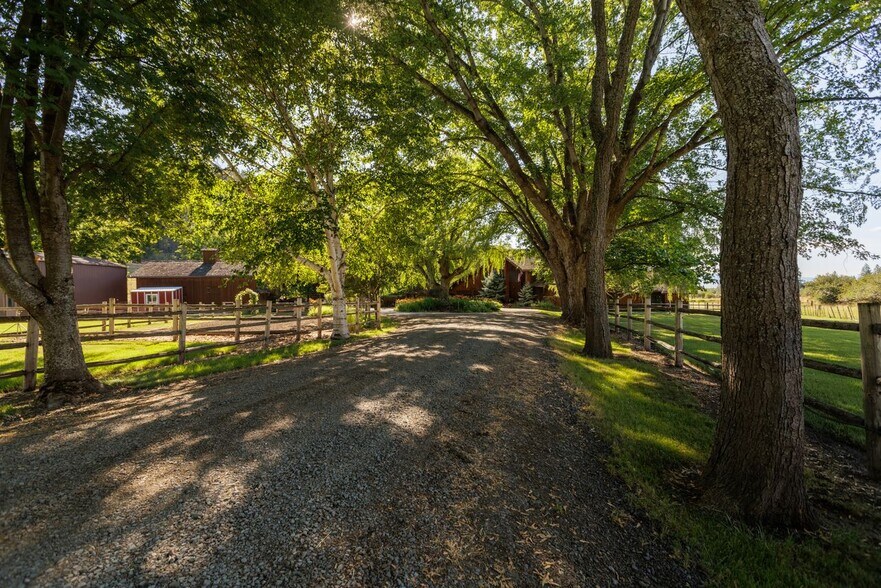 59926 Comstock Rd, Cove, OR à vendre - Photo de l’immeuble – Image 3 sur 21
