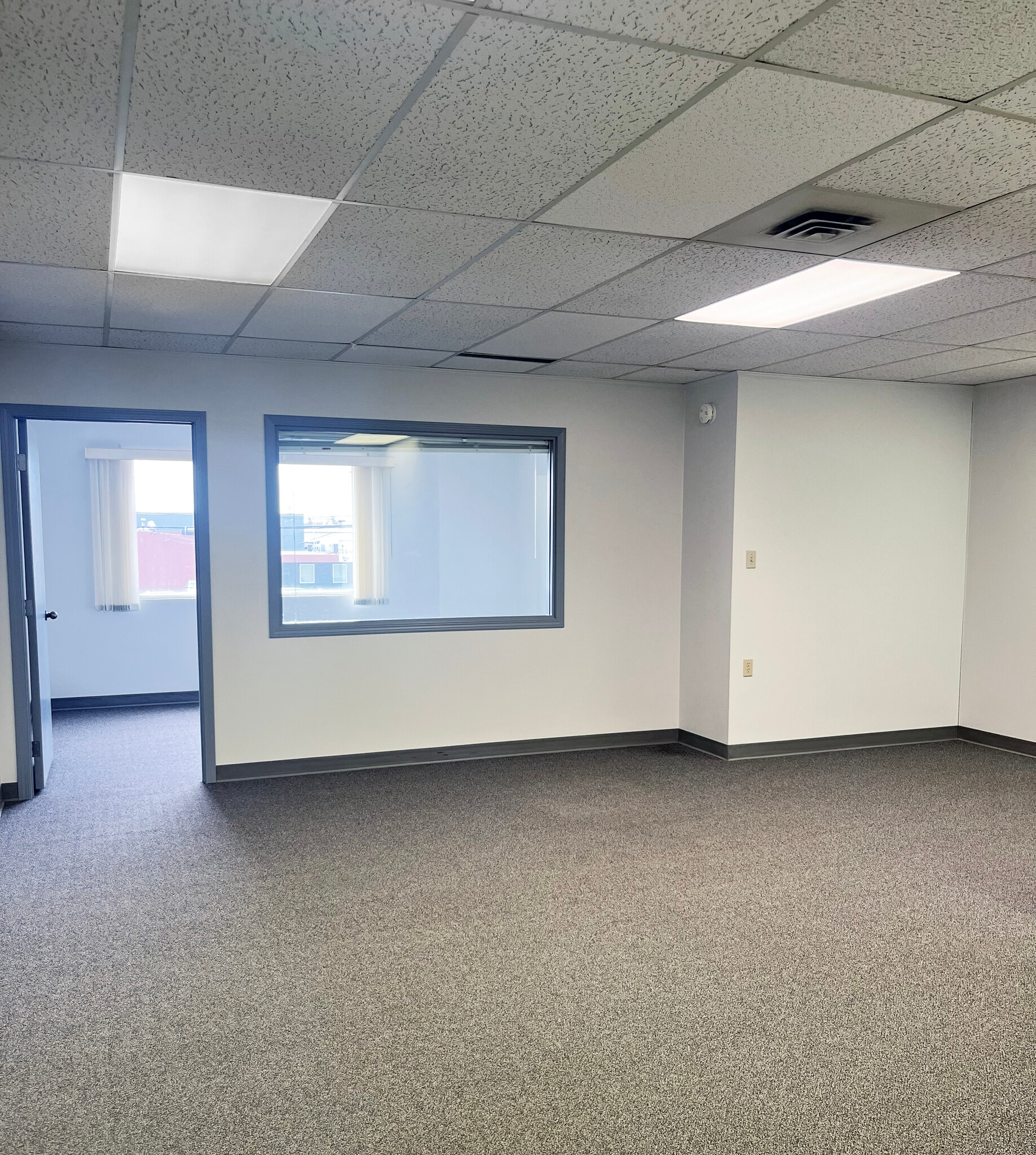 9750-9766 51st Ave NW, Edmonton, AB à louer Photo intérieure– Image 1 sur 1