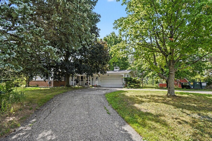 5124 60th St SE, Grand Rapids, MI à vendre - Photo de l’immeuble – Image 2 sur 32