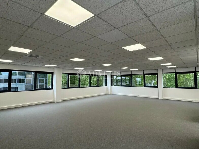 Local d’activités dans Saclay à louer - Photo de l’immeuble – Image 1 sur 12
