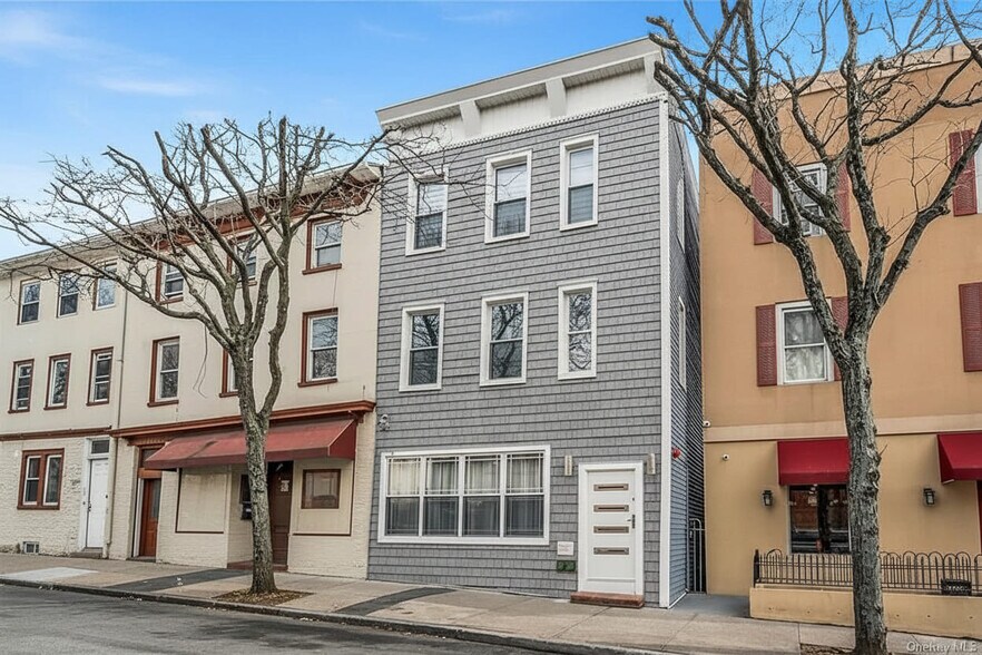 132 Cortlandt St, Tarrytown, NY à vendre - Photo de l’immeuble – Image 2 sur 13