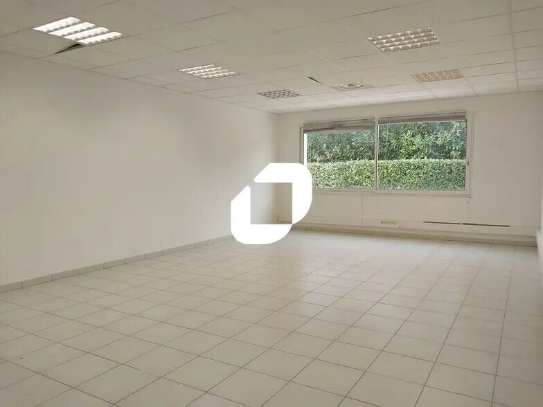 Bureau dans Gallargues-le-Montueux à louer - Photo de l’immeuble – Image 3 sur 23