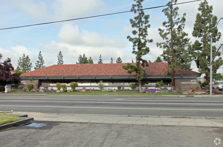 5777 N Fresno St, Fresno, CA à vendre - Photo de l’immeuble – Image 3 sur 4