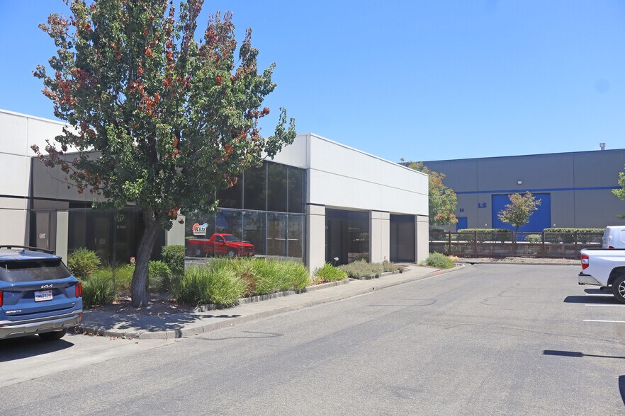 5610 Skylane Blvd, Santa Rosa, CA à louer - Photo de l’immeuble – Image 1 sur 4