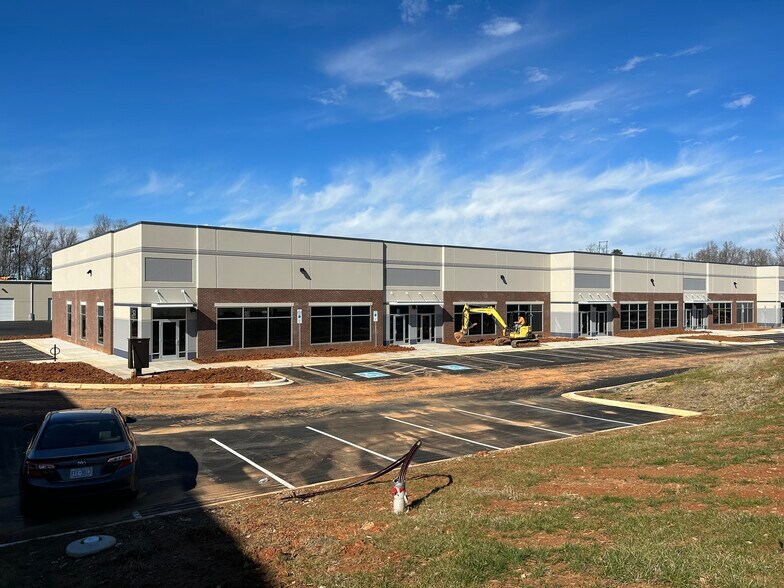 2150 Airport Flex Dr, Charlotte, NC à louer - Photo de l’immeuble – Image 2 sur 10
