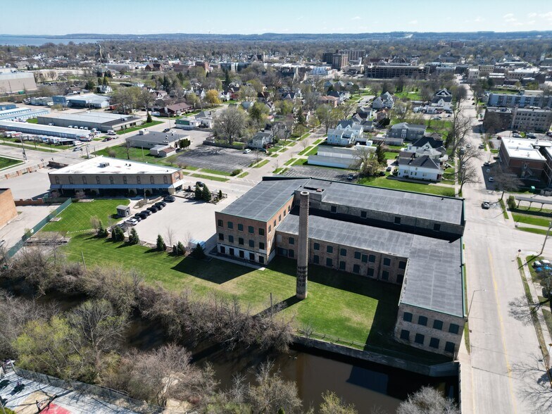 42 S Brooke St, Fond Du Lac, WI à vendre - Photo de l’immeuble – Image 2 sur 17