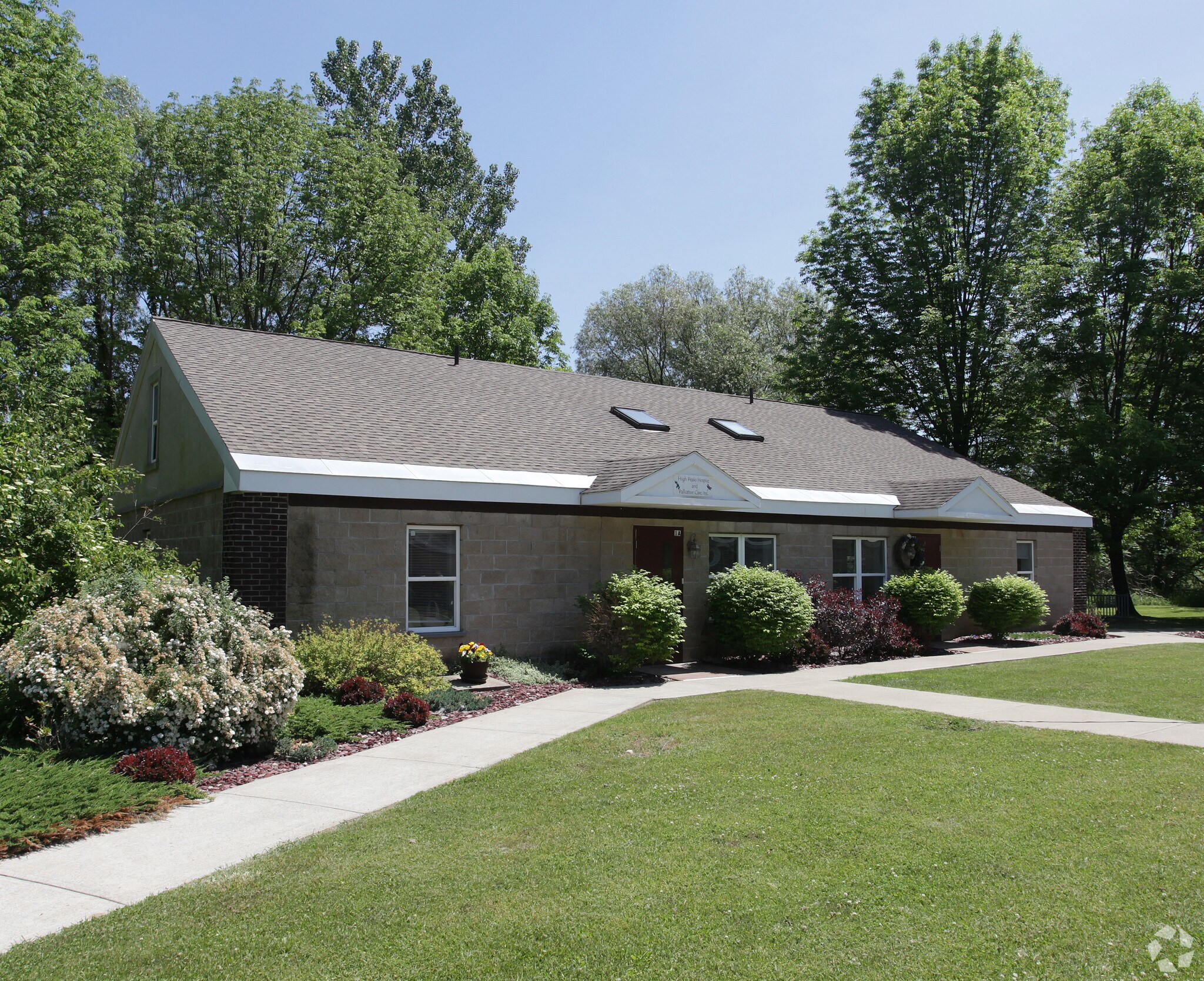 667 Bay Rd, Queensbury, NY à louer Photo principale– Image 1 sur 3