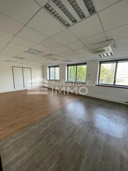 Bureau dans Nanterre à louer - Photo de l’immeuble – Image 2 sur 5