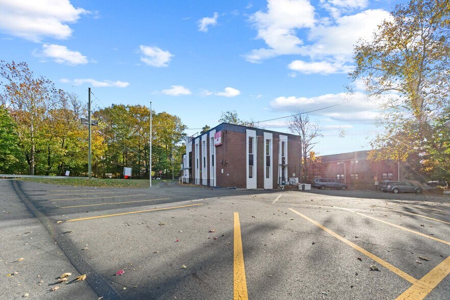 201 Lower Notch Rd, Little Falls, NJ à louer - Photo de l’immeuble – Image 3 sur 41