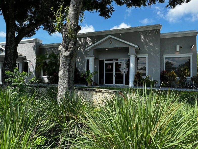 3226 N Falkenburg Rd, Tampa, FL à vendre - Photo de l’immeuble – Image 1 sur 20