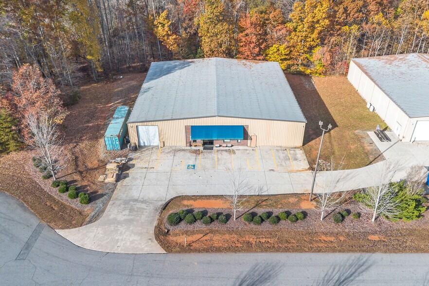 8203 B & G Ct, Stokesdale, NC à vendre - Photo de l’immeuble – Image 2 sur 19