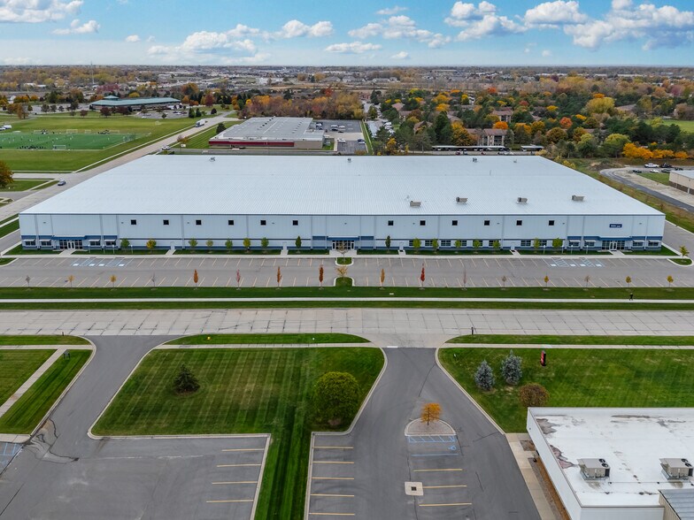 52017 Sierra Dr, New Baltimore, MI à louer - Photo de l’immeuble – Image 2 sur 5