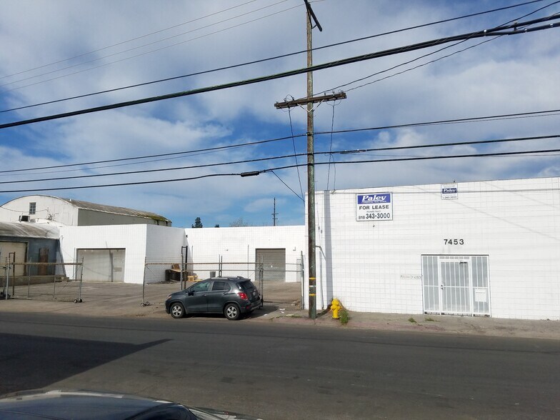 7453 Deering Ave, Canoga Park, CA à louer - Photo de l’immeuble – Image 1 sur 1