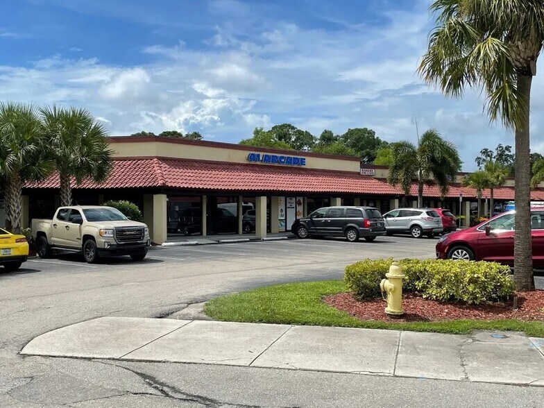 15200 S Tamiami Trl, Fort Myers, FL à louer - Photo de l’immeuble – Image 2 sur 4