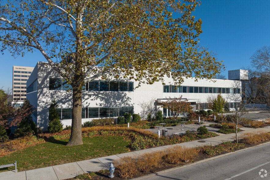 15 Kings Grant Dr, Bala Cynwyd, PA à louer - Photo de l’immeuble – Image 2 sur 6