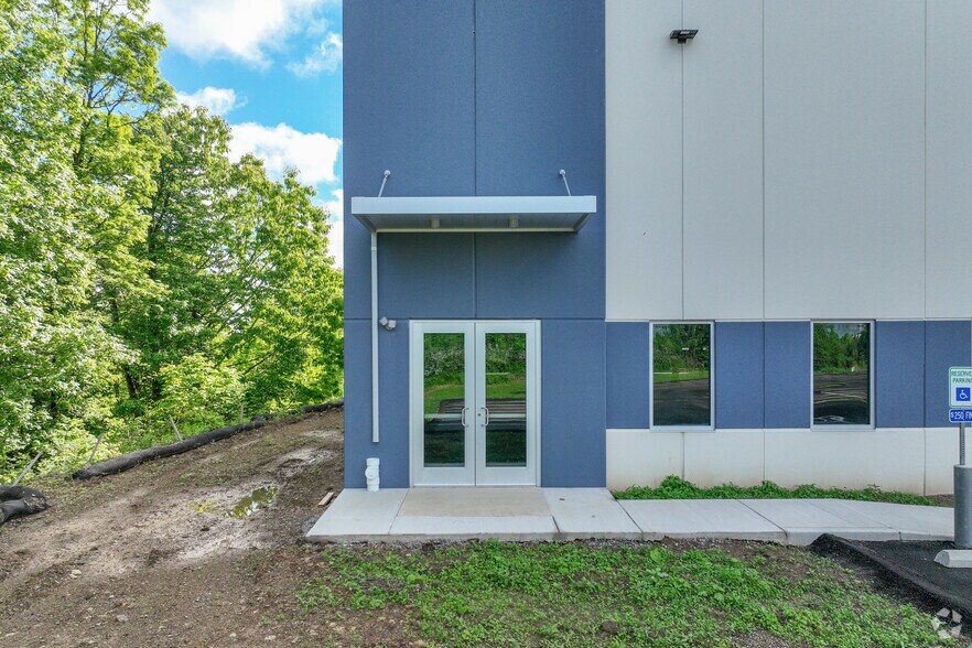 233 Northpointe blvd, Freeport, PA à louer - Photo de l’immeuble – Image 2 sur 6