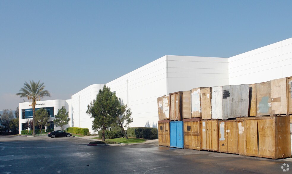 2755 Wardlow Rd, Corona, CA à louer - Photo de l’immeuble – Image 2 sur 3