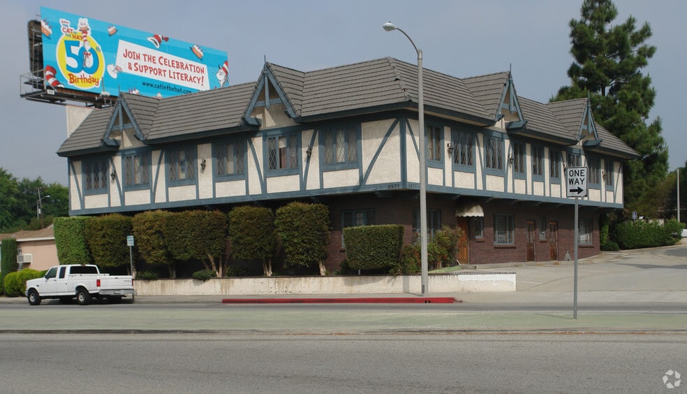 3871 E Colorado Blvd, Pasadena, CA à vendre - Photo de l’immeuble – Image 2 sur 21