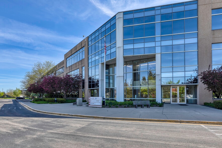 544 Lakeview Pkwy, Vernon Hills, IL à louer - Photo de l’immeuble – Image 3 sur 16