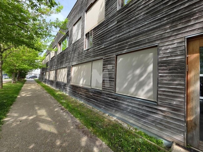 Plus de détails pour 29 Avenue Jules Valles, Savigny-le-Temple - Local d’activités à vendre