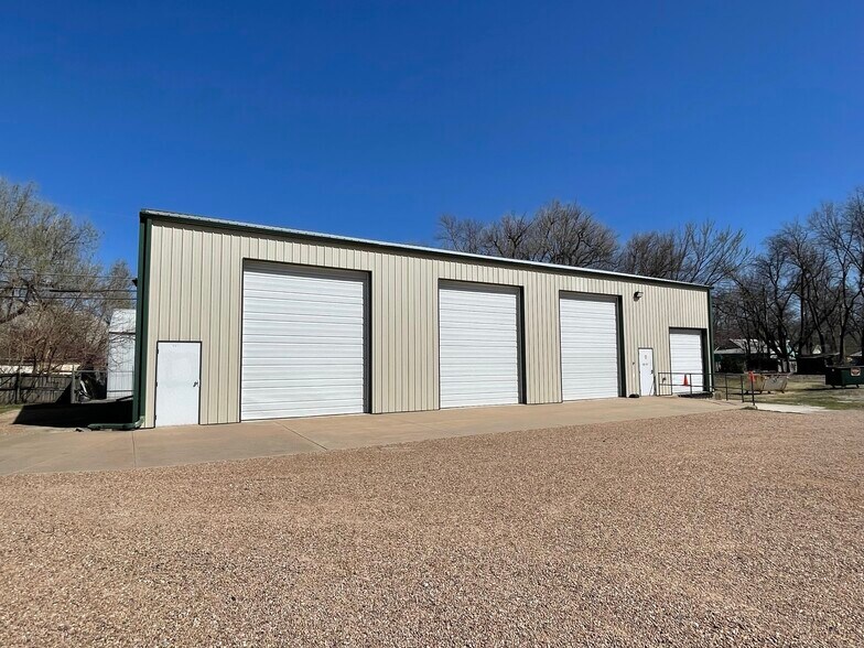 325 W 6th Ave, El Dorado, KS à louer - Photo de l’immeuble – Image 2 sur 5