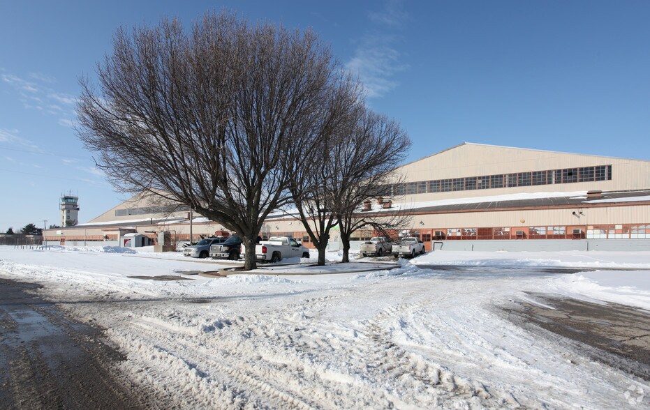15360 Hangar Rd, Kansas City, MO à louer - Photo de l’immeuble – Image 2 sur 3