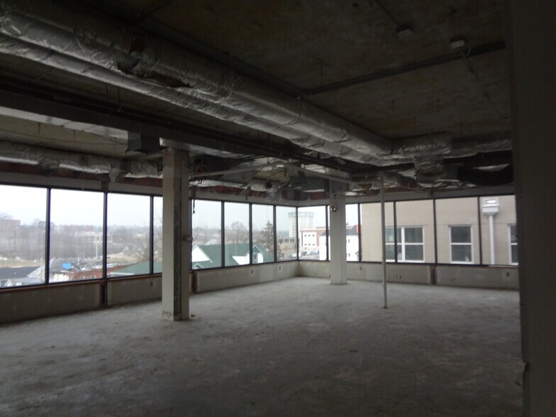 515 E High St, Jefferson City, MO à louer - Photo de l’immeuble – Image 2 sur 16
