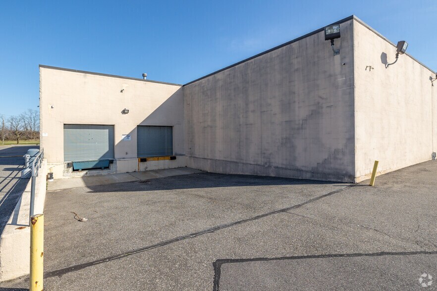 60 Executive Blvd, Farmingdale, NY à vendre - Photo de l’immeuble – Image 2 sur 15
