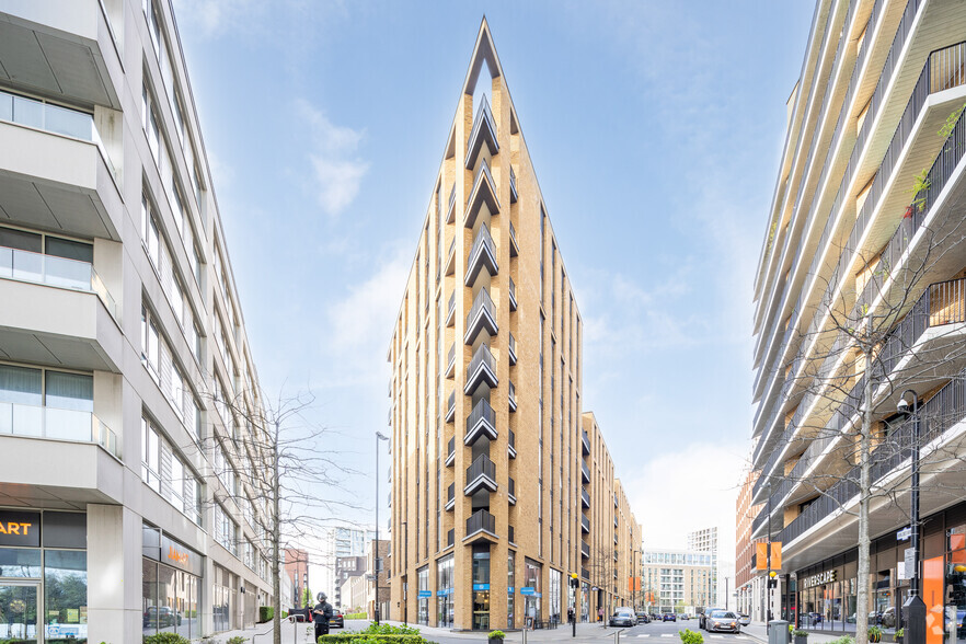 Royal Crest Av, Londres à vendre - Photo de l’immeuble – Image 2 sur 5