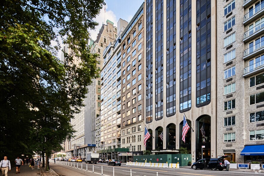 30 Central Park S, New York, NY à vendre - Photo de l’immeuble – Image 1 sur 4