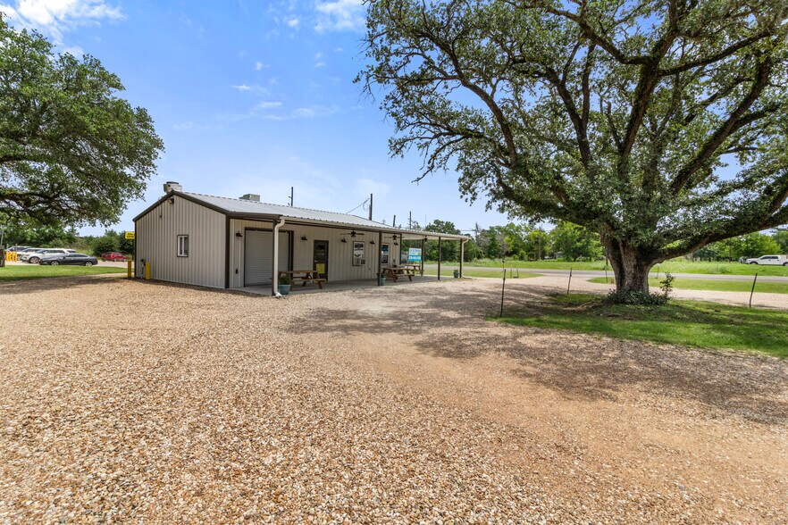 22483 TX-90, Bedias, TX à vendre - Photo de l’immeuble – Image 3 sur 30