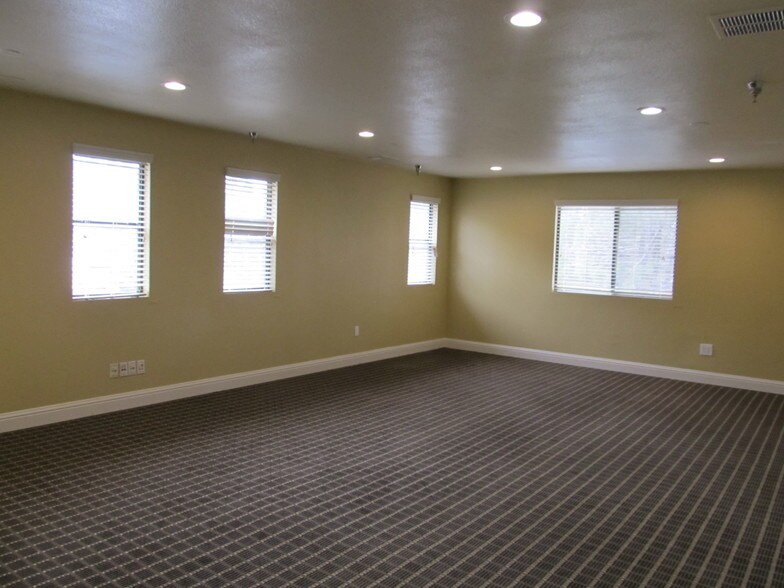 1012 Sutton Way, Grass Valley, CA à louer - Photo intérieure – Image 3 sur 17